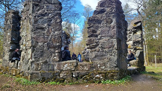 Studenter vid en ruin