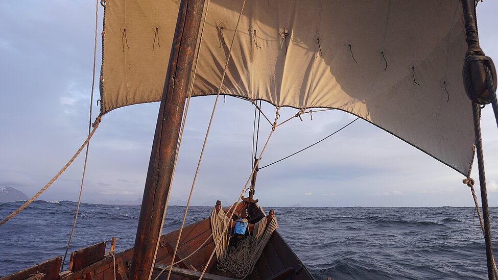 Segelbåt i fören med havet i bakgrunden