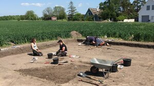Arkeologi studenter samlade