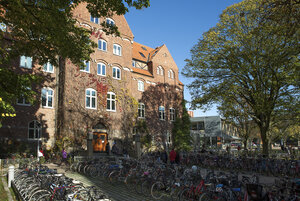 LUX huset från dess framsida med cykelställ