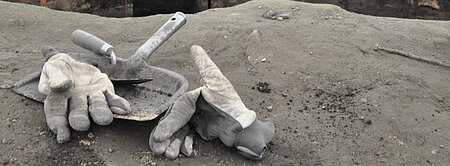 Handskar och spatel ligger på sten