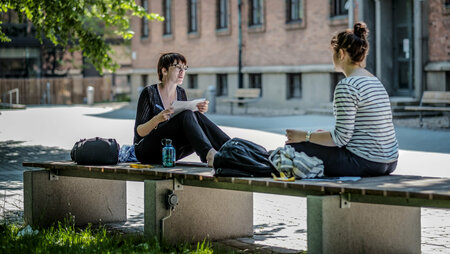 Studenter utafnför LUX