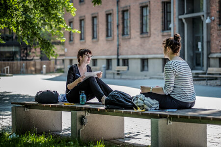 Studenter utafnför LUX
